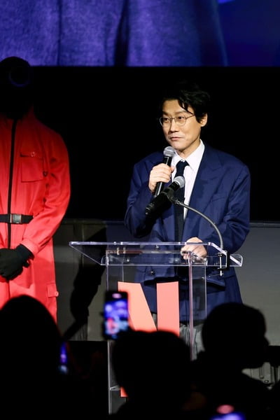 '오겜' 핑크로 물든 뉴욕…황동혁 "마지막 시즌, 실망시키지 않을 것"