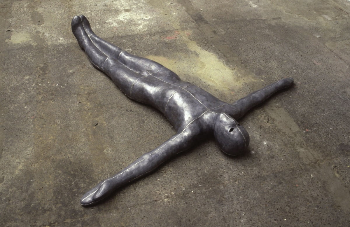 곰리의 초기작으로 분류되는 'Fill'(1983).