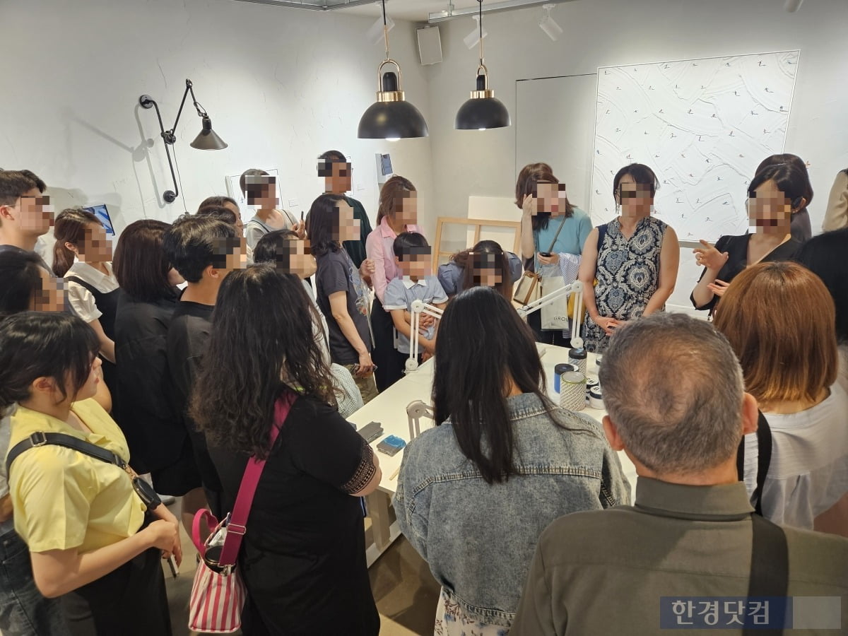 지난 19일 오후 7시 30분경 서울 종로구 그라운드시소 서촌에서 KT 고객들이 워너 브롱크호스트의 전시 도슨트 설명을 듣고 있다. 사진=박수빈 기자 