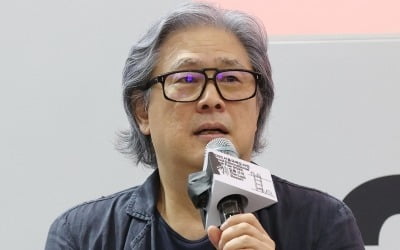 도서전 찾은 박찬욱 감독 "'이 책'은 꼭 영화로 만들고 싶다"