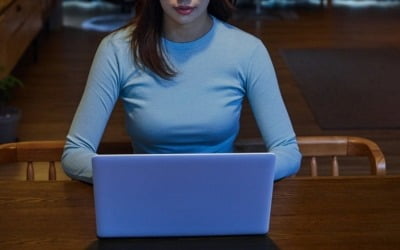 "퇴근 후 카톡 금지" 추진하는 정부…해외 사례 살펴보니