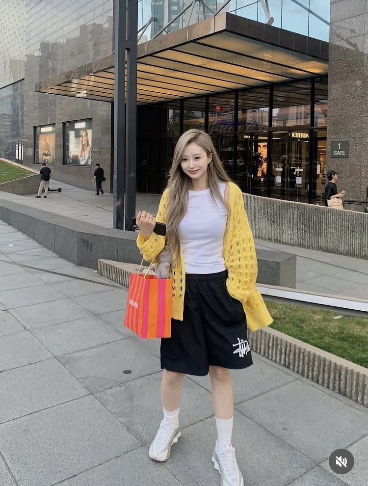 Yoon Seo-jin, Daughter of Actress Lee Sang-ah, Stuns with Doll-Like Beauty