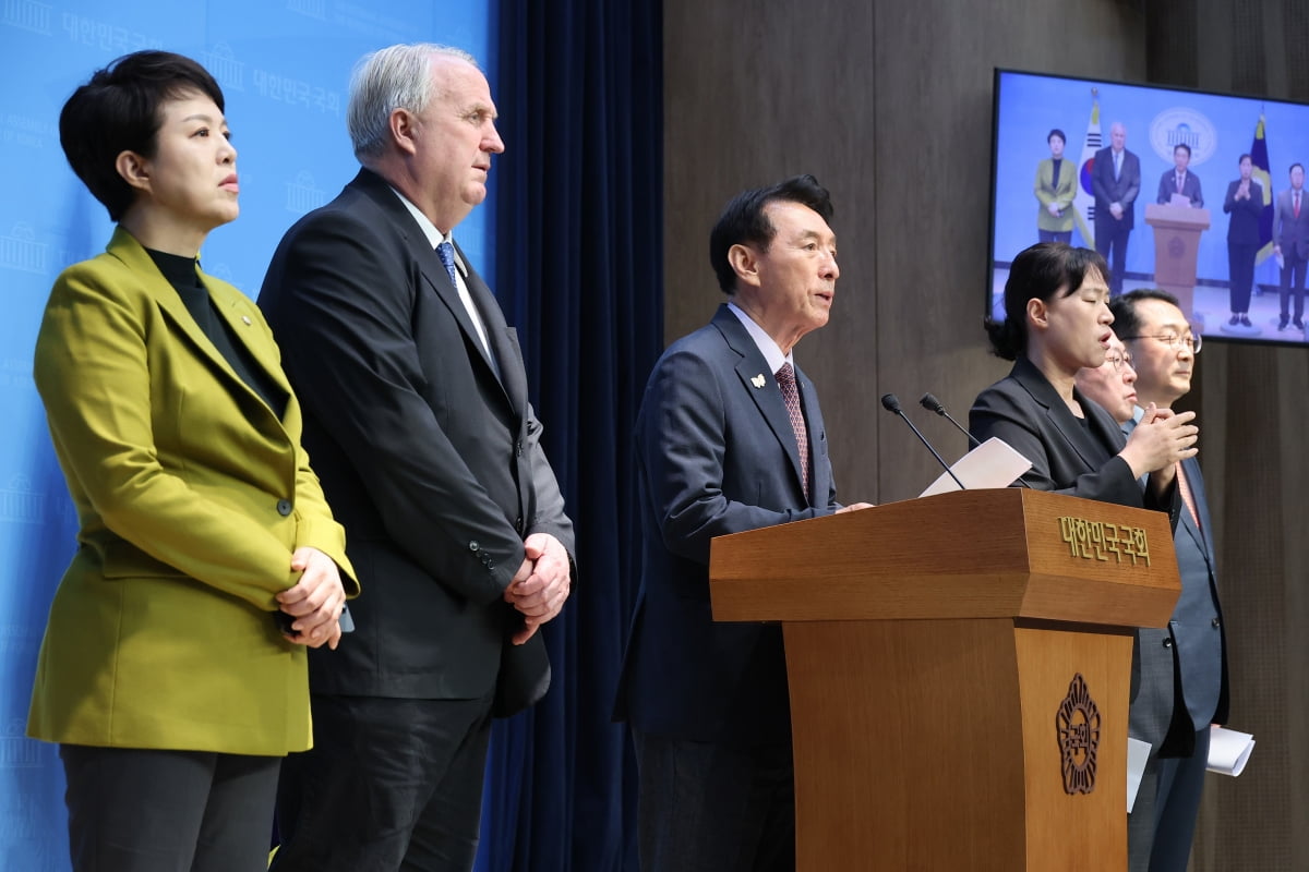 국회 외교통일위원회 소속 국민의힘 의원들이 23일 국회 소통관에서 성명서를 발표하고 있다. / 사진=연합뉴스