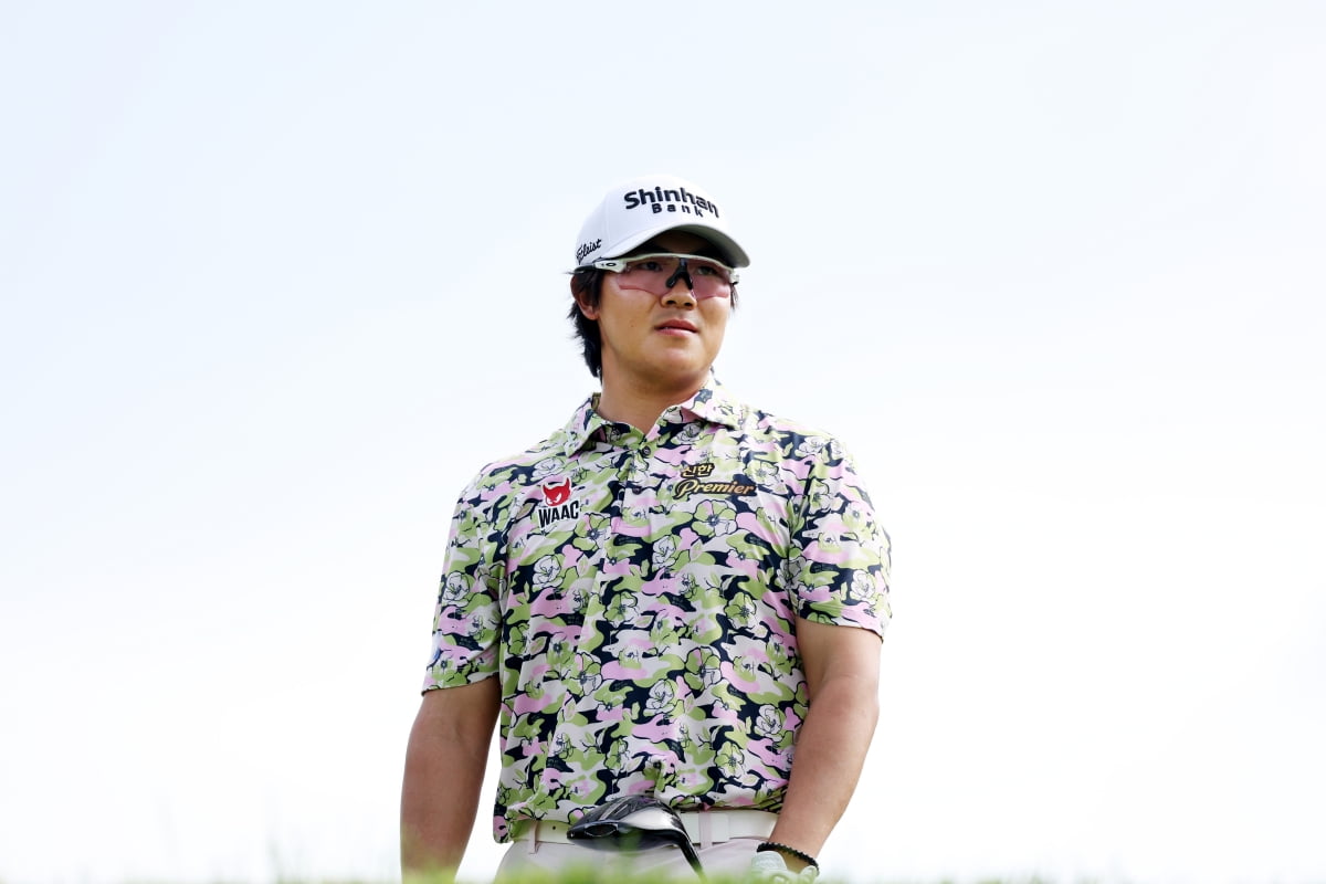 김성현이 지난 18일 경남 양산의 에이원CC에서 열린 한국프로골프(KPGA)투어 제68회 KPGA 선수권대회 연습 라운드에서 코스를 살펴보고 있다. KPGA 제공