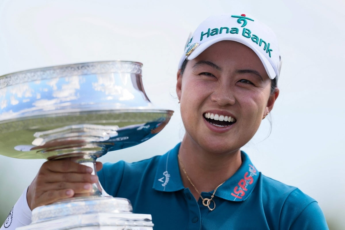 이민지가 지난 23일(한국시간) KPMG 위민스 PGA 챔피언십에서 우승한 뒤 트로피를 들고 환하게 웃고 있다. AFP연합뉴스