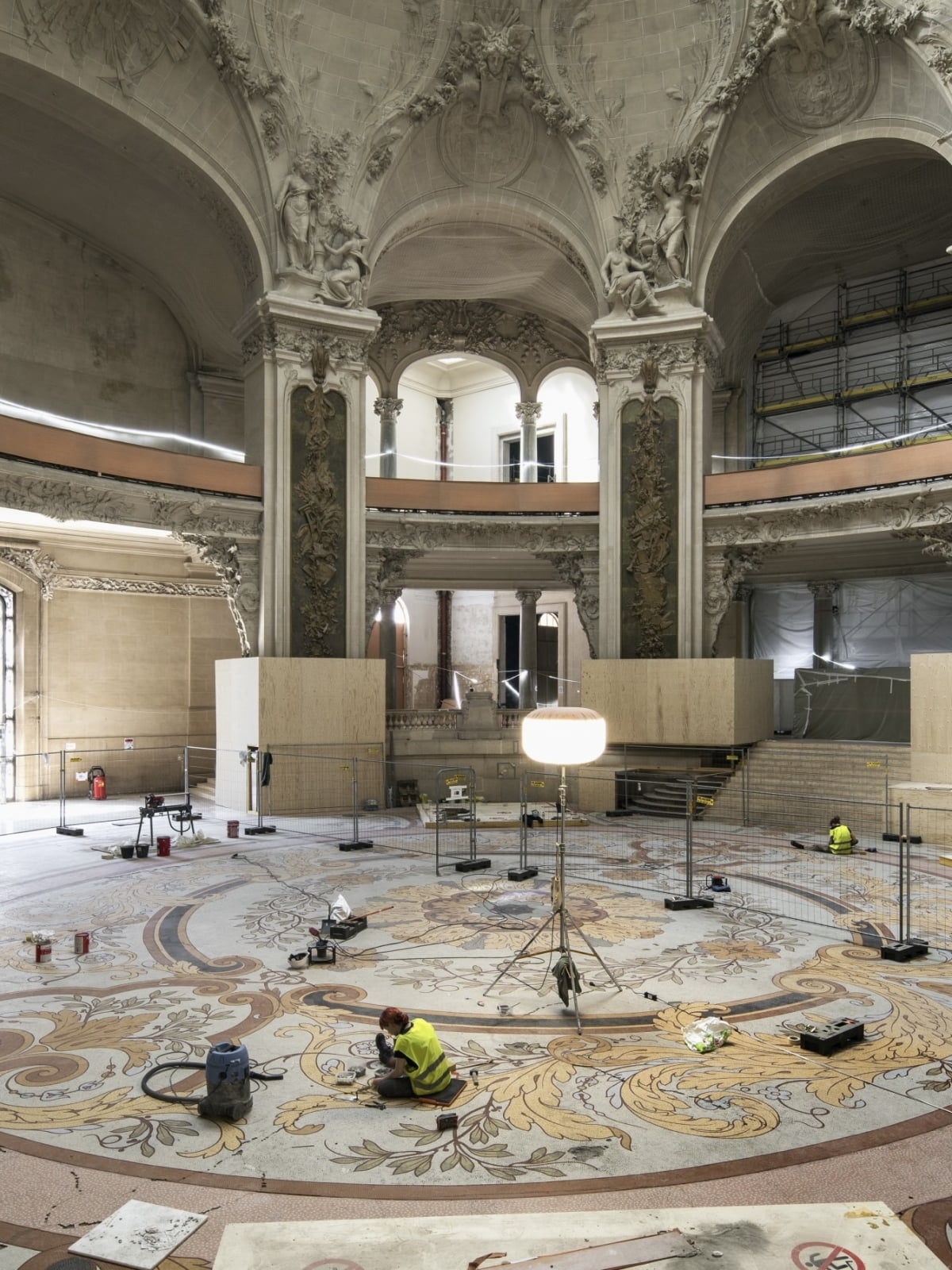 한글지원 해와 토토사이트 팔레 원형홀, 모자이크 복원 공사 장면. / © Patrick Tourneboeuf chez Tendance Floue pour le Grand Palais Rmn, Paris 2022.