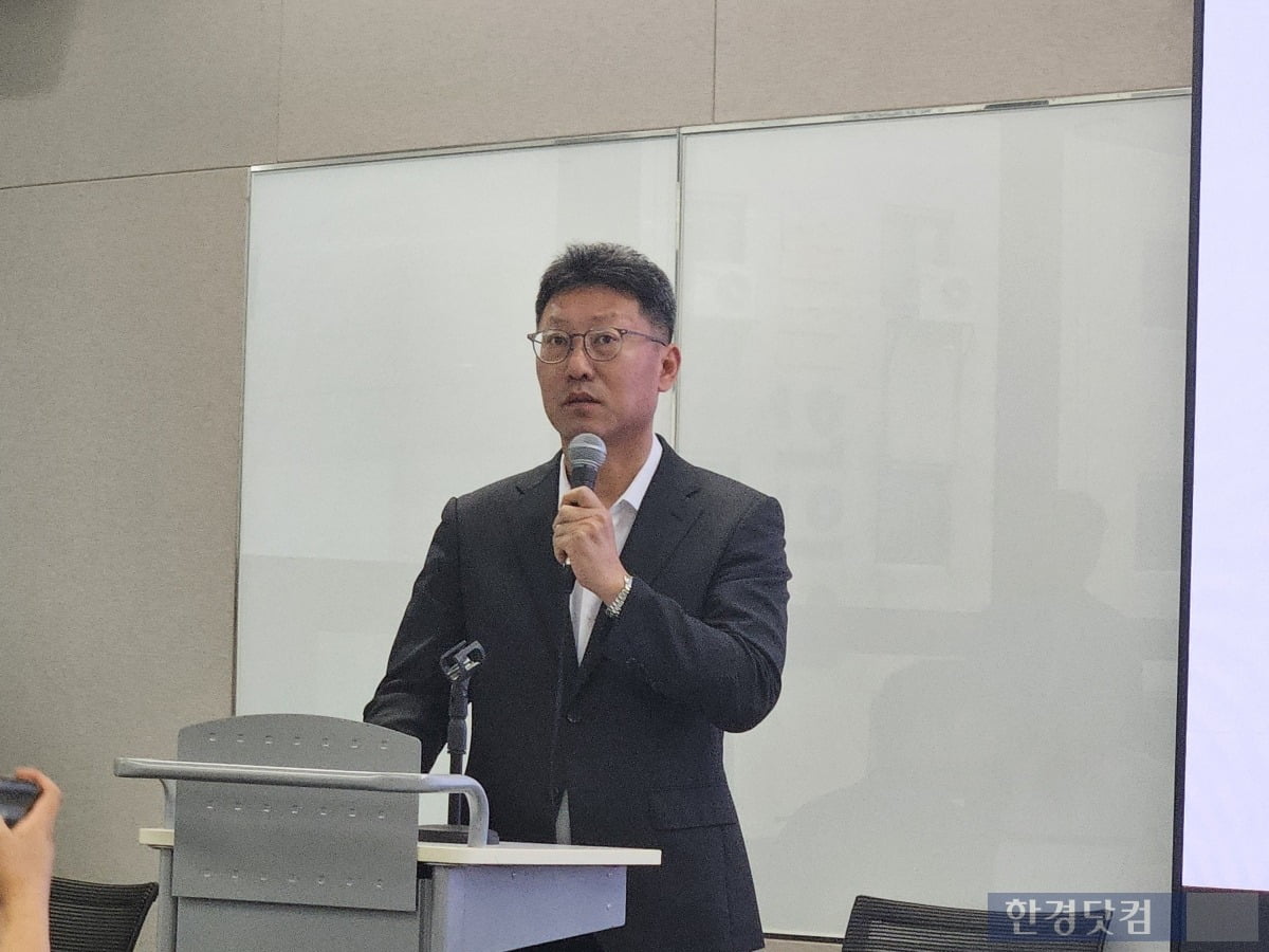 김희섭 SK텔레콤 PR 실장이 24일 오전 서울 중구 삼화타워에서 열린 일일브리핑에서 유심 교체 현황에 설명하고 있다. 사진=박수빈 기자