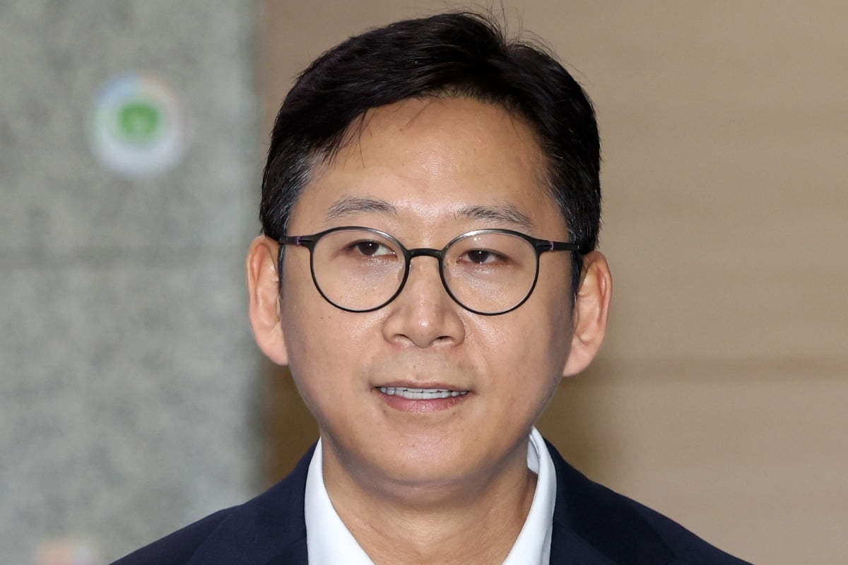 배경훈 과학기술정보통신부 장관 후보자가 24일 서울 종로구 광화문우체국에 마련된 인사청문회 준비 사무실로 출근하고 있다./ 최혁 기자