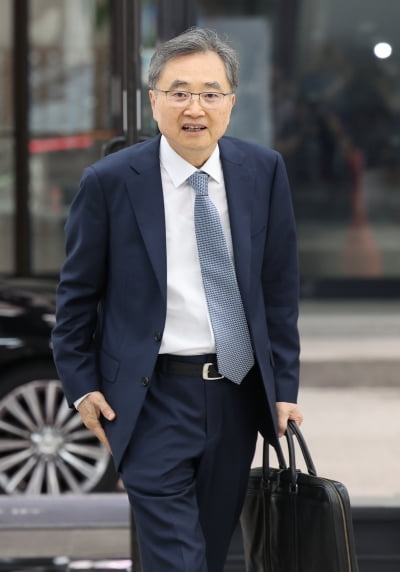 [포토] 조현 외교부 장관 후보자 청문회 사무실로 출근