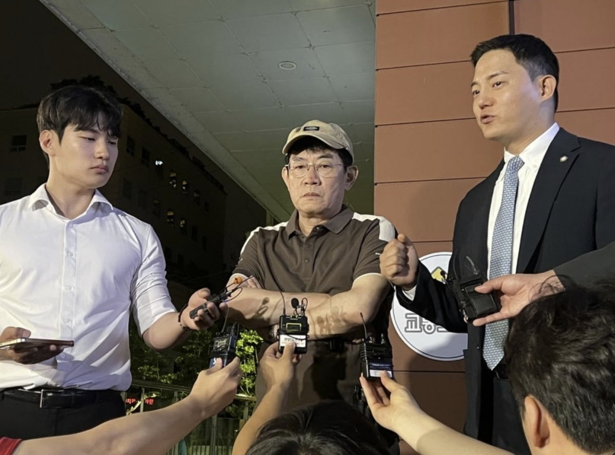 지난 24일 서울 강남경찰서에서 약물 운전 혐의로 경찰 조사를 받고 나온 개그맨 이경규 씨가 취재진의 질문을 받고 있다. 연합뉴스
