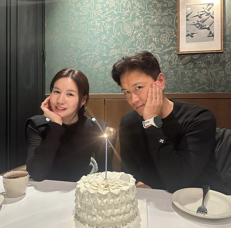 Actor Jin Tae-hyun Finds Comfort in Wife Park Si-eun's Message After Thyroid Cancer Surgery