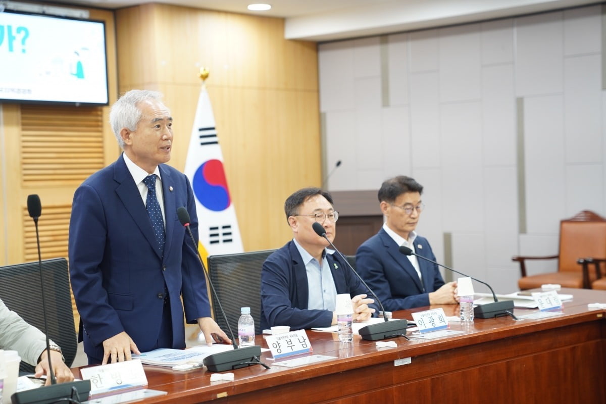 양부남 더불어민주당 의원(왼쪽)이 25일 국회 의원회관에서 열린 토론회에서 개회사를 하고 있다. / 사진=양부남 의원실. 