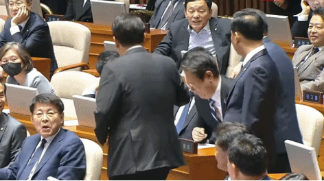 2023년 10월 31일 윤석열 대통령이 시정연설을 마친 뒤 의원들과 인사하고 있는 가운데, 문정복 더불어민주당 의원이 윤 대통령이 자기 쪽으로 다가오자 등을 돌리는 모습. / 출처=KBS 유튜브