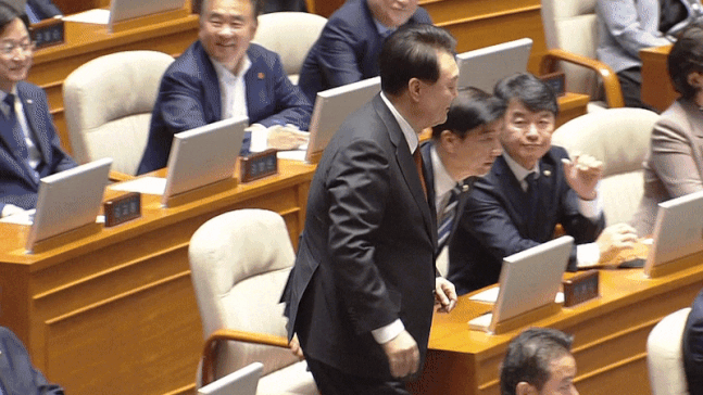 2023년 10월 31일 정부 예산안 국회 시정연설을 앞두고 이형석 더불어민주당 의원이 윤석열 대통령의 악수 요청을 거부하다 마지못해 응하는 모습. / 출처=국회방송