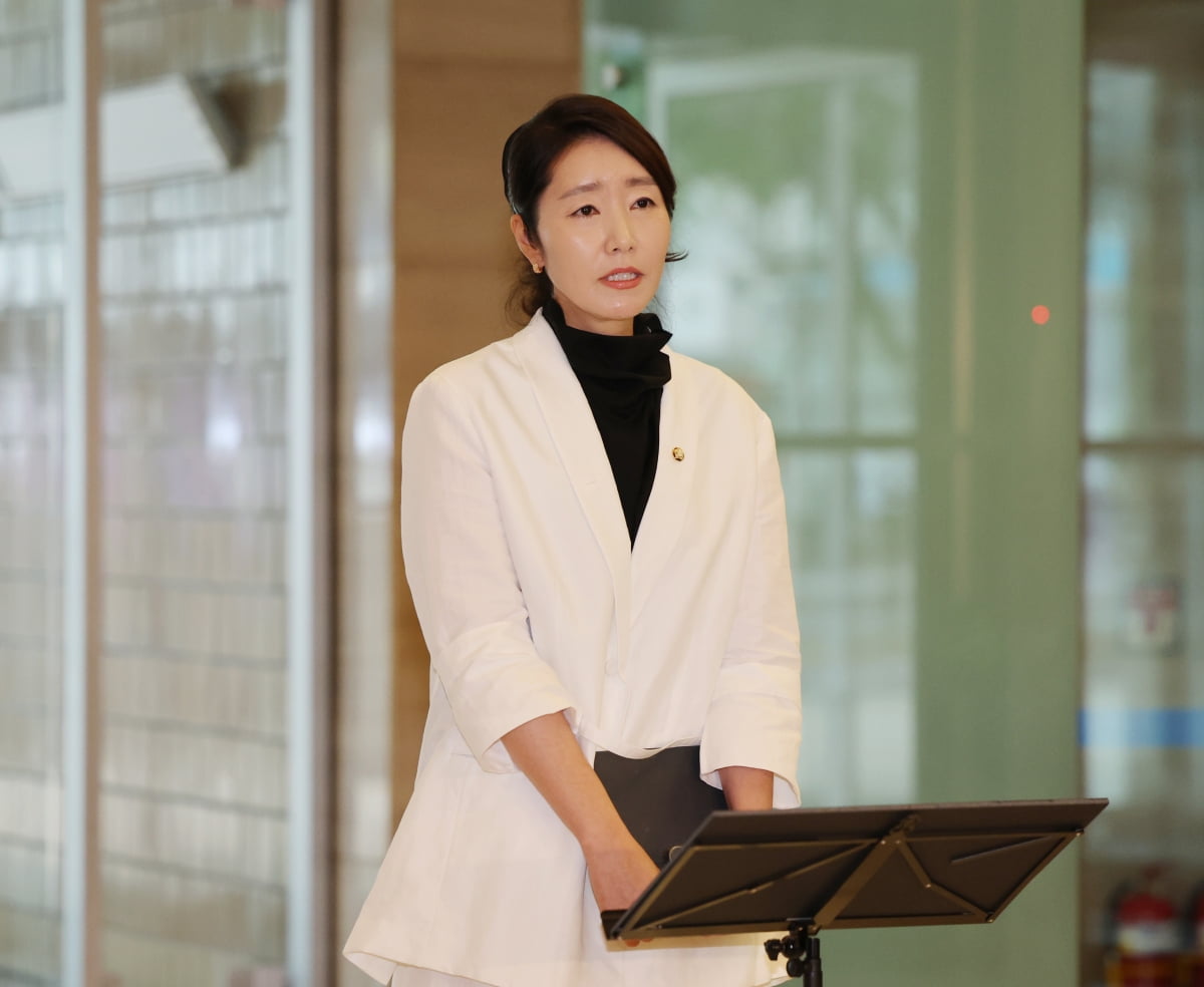 강선우 여성가족부 장관 후보자가 26일 인사청문회 준비 사무실이 마련된 서울 종로구 이마빌딩에서 취재진 질문에 답변한 뒤 인사하고 있다. /사진=이솔 기자