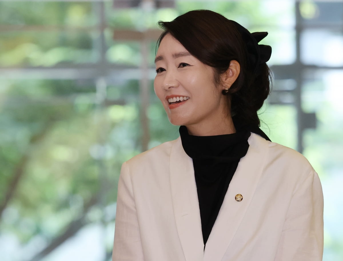 강선우 여성가족부 장관 후보자가 26일 인사청문회 준비 사무실이 마련된 서울 종로구 이마빌딩에서 취재진 질문에 답변한 뒤 인사하고 있다. /사진=이솔 기자