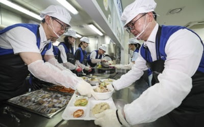 [포토] 복권위원회, 보훈대상자 대상 배식 봉사활동 펼쳐