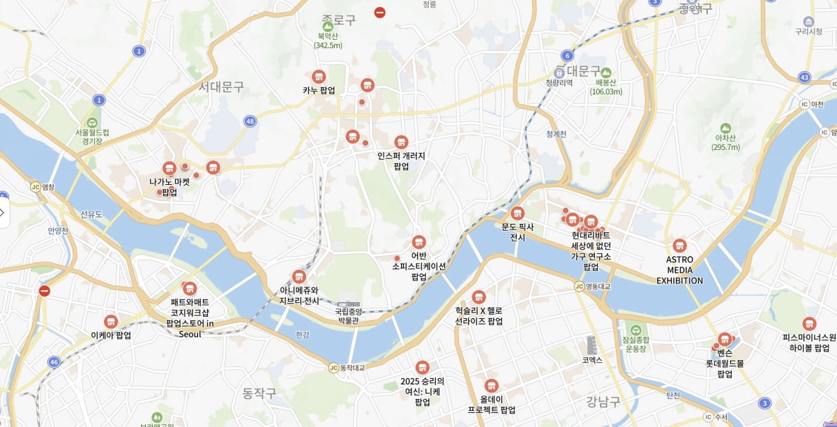 네이버 검색창에 '팝업스토어'를 검색하자 지도 위에 현재 운영 중이거나 문을 열 예정인 팝업스토어가 표시돼 있다. 사진=네이버 플레이스 갈무리