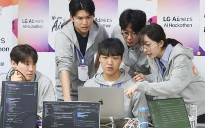 컴퓨터 몰라도, 말만 하면 앱 뚝딱…'바이브 코딩' 뜬다 [임현우의 경제VOCA]