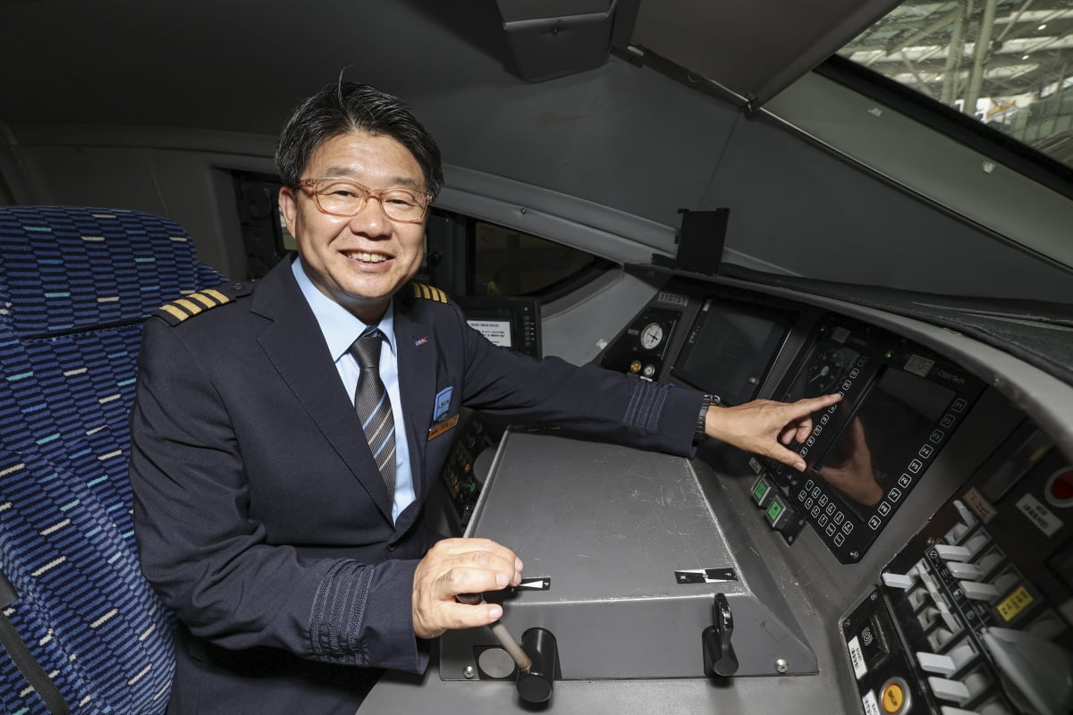 류기운 코레일 기장이 서울 용산구 서울역 KTX 조종석에서 한국경제신문과의 인터뷰에 앞서 포즈를 취하고 있다. 임형택 기자