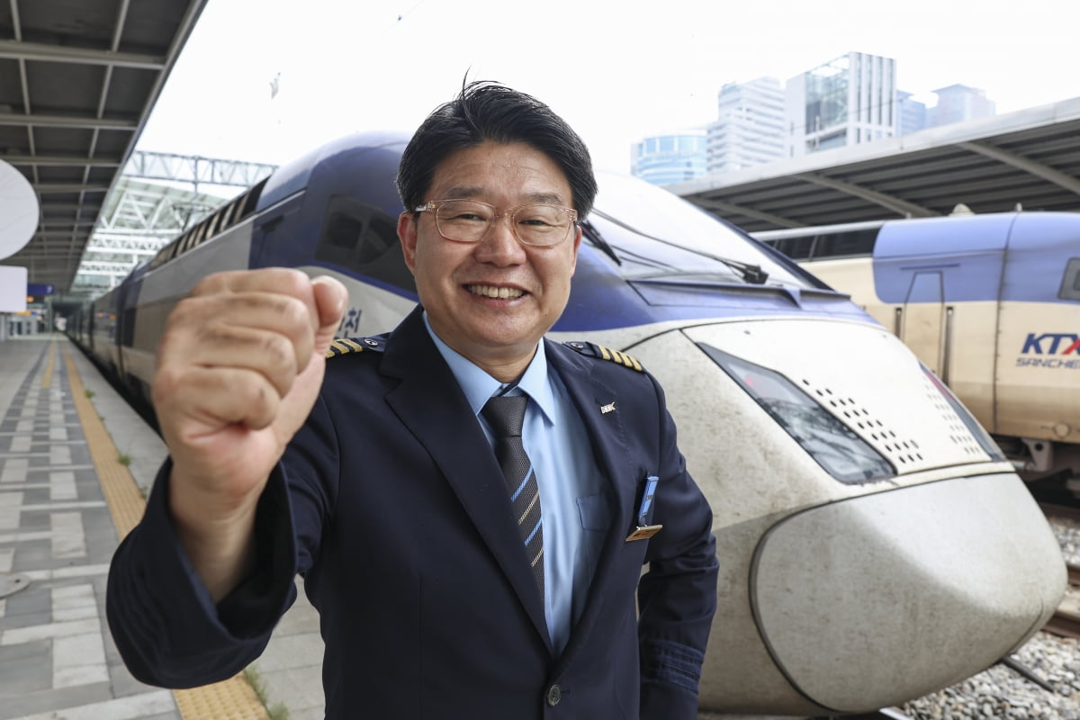 류기운 코레일 기장이 서울 용산구 서울역 KTX 열차 앞에서 한국경제신문과의 인터뷰에 앞서 포즈를 취하고 있다. 임형택기자