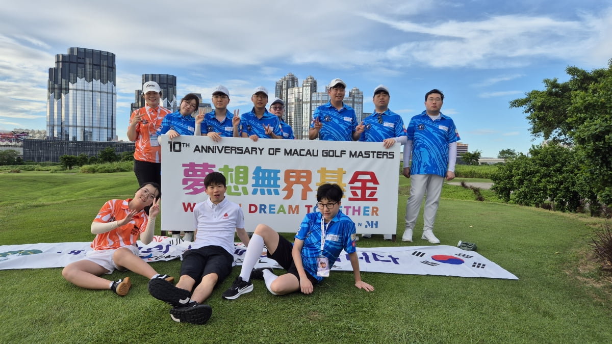 2025 마카오 골프 마스터스에 참가한 대한민국 발달장애 골프 대표팀이 기념 촬영을 하고 있다. 한국장애인골프연구소 제공