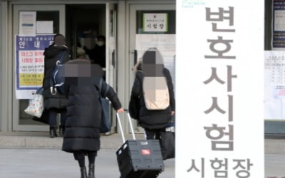 "그 고생해서 변호사 될 바엔…" 10년 만에 '초유의 상황'