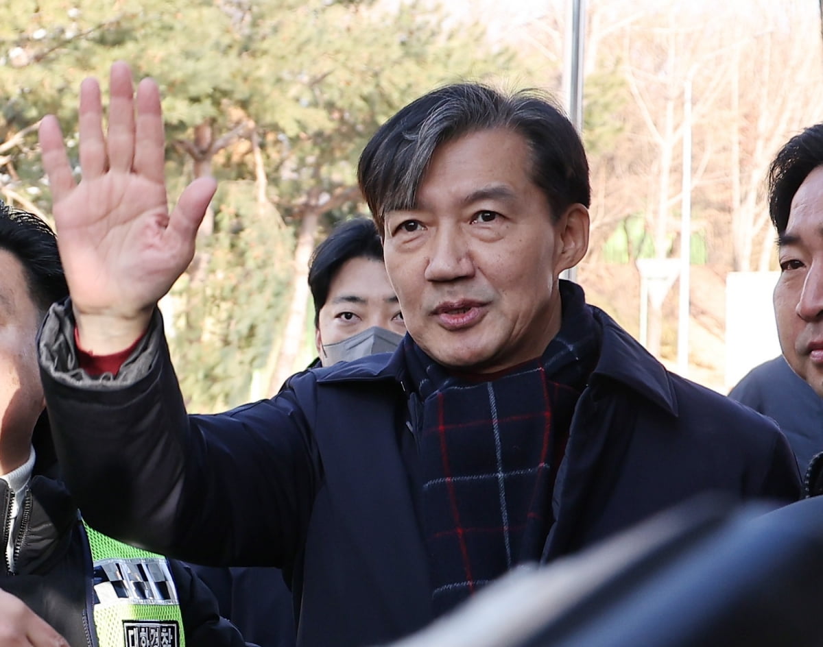 조국 조국혁신당 전 대표가 지난해 12월 16일 경기도 의왕 서울구치소 앞에서 수감되기 전 지지자들을 향해 손을 흔들고 있다. / 사진=연합뉴스