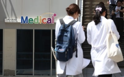 "돌아가면 안 된다"…'수업 복귀 방해' 선배들에 뿔난 후배 의대생들