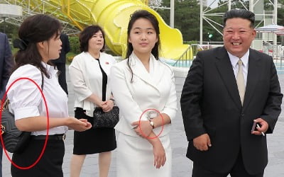 1년 반 만에 구찌백 메고 등장한 리설주…딸 주애는 명품 시계 착용