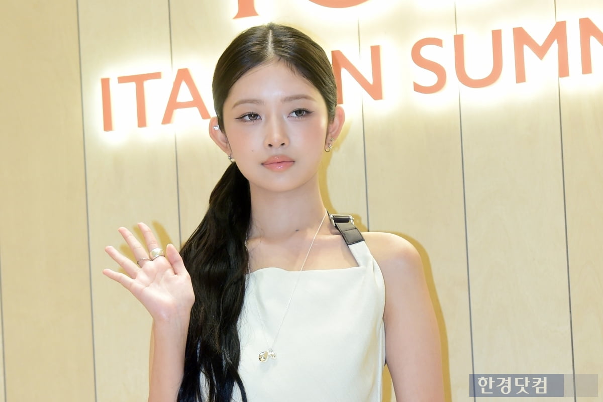 [포토] 아이브 레이, 오늘은 더 예쁘네… '우아함 물씬~'