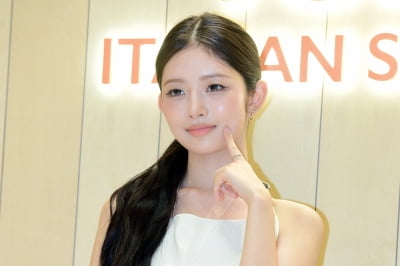 [포토] 아이브 레이, 오늘은 더 예쁘네… '우아함 물씬~'