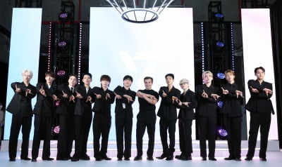 [골드문 토토사이트] 세븐틴, '에어비앤비 CEO와 함께 멋지 포즈~'