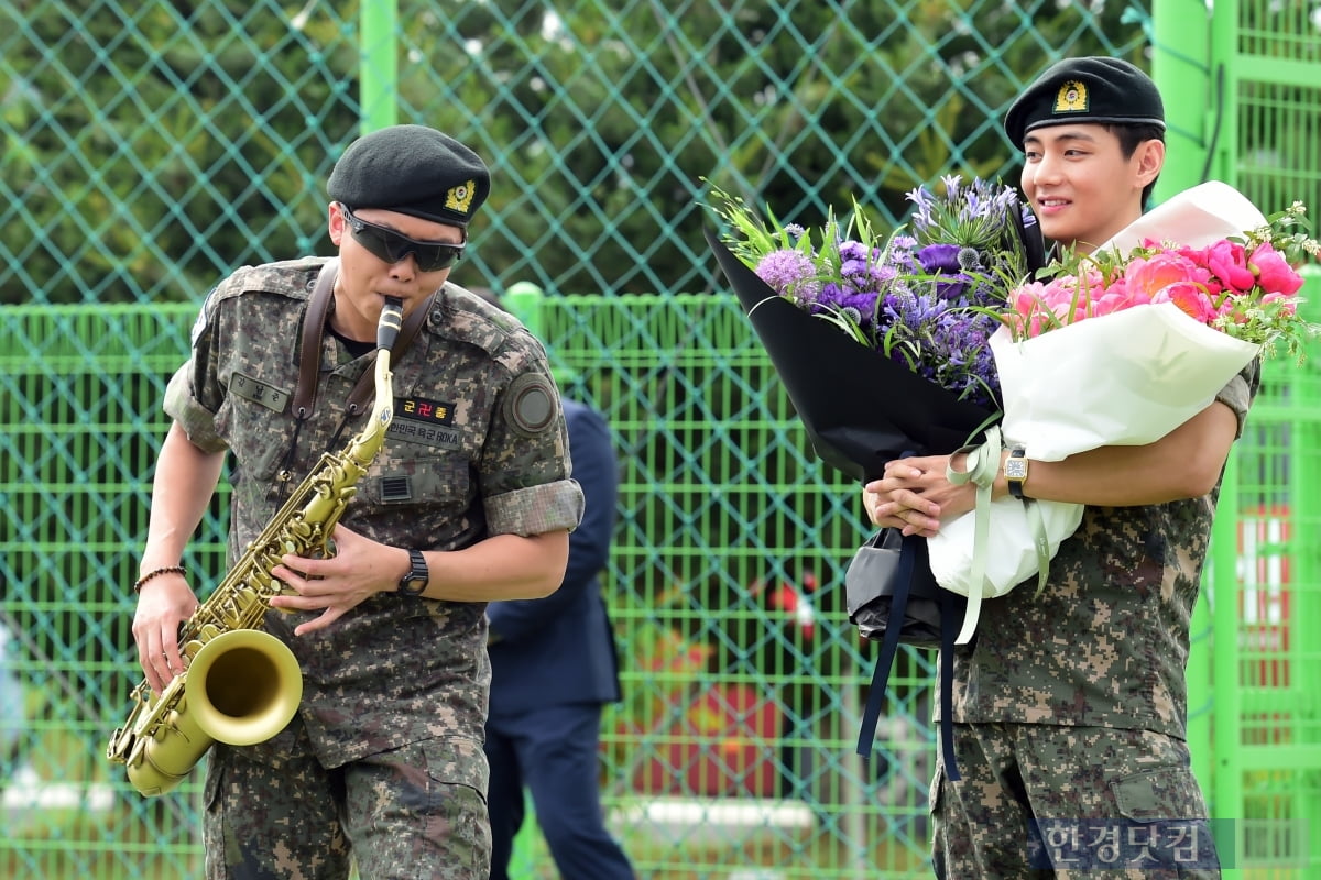 [포토+] 군 복무 마친 RM-뷔, "기다려준 아미에 감사"