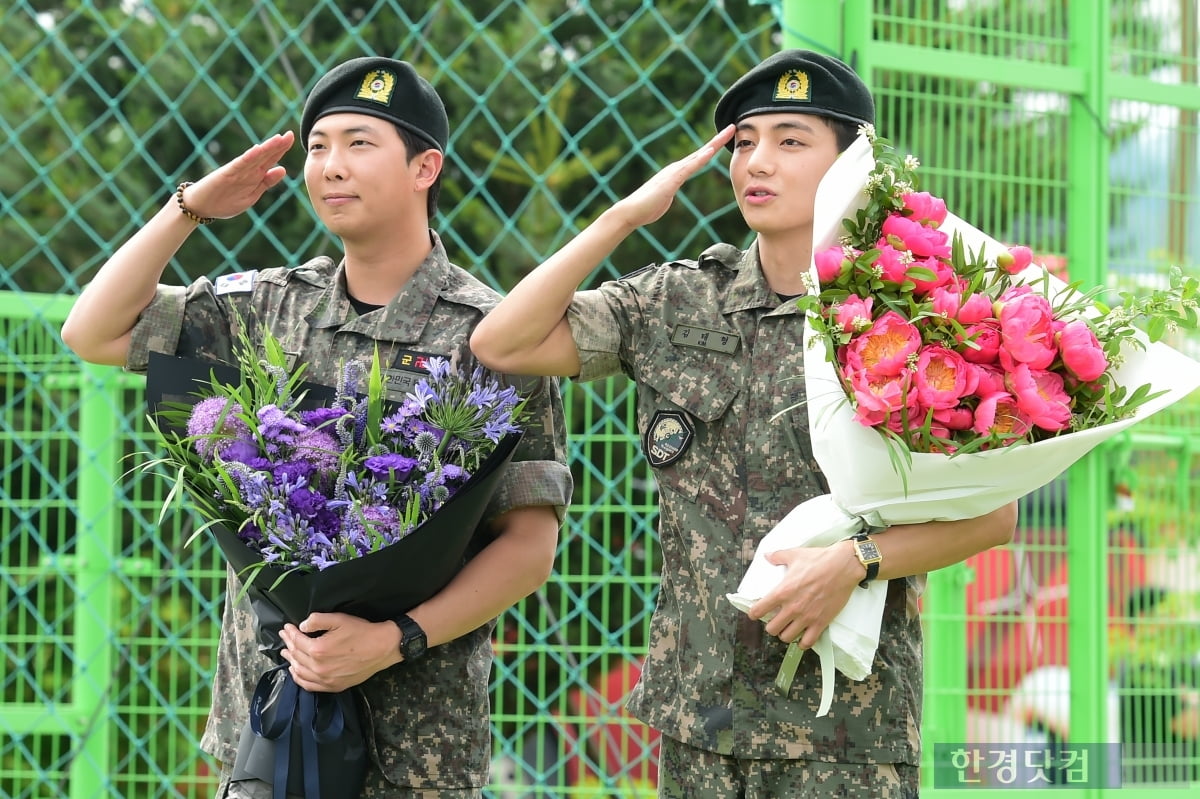 [포토+] 군 복무 마친 RM-뷔, "기다려준 아미에 감사"