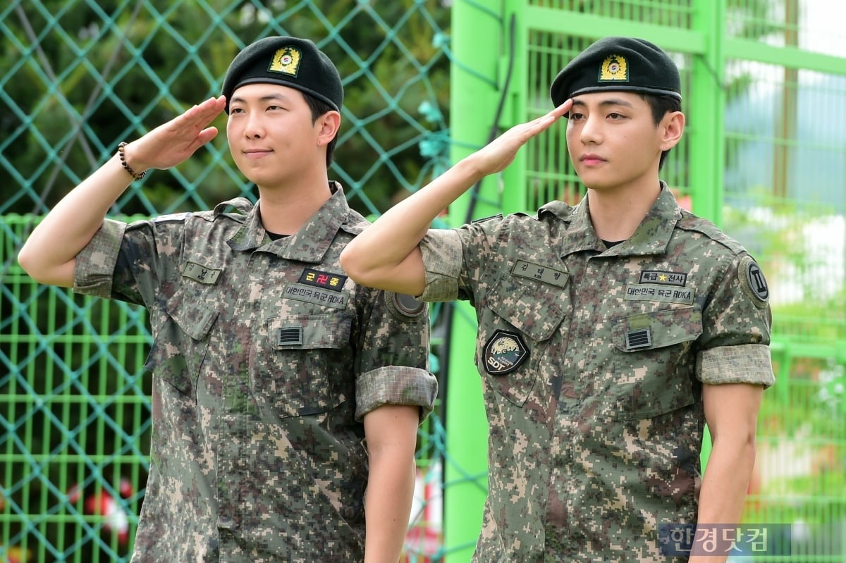 [포토+] 군 복무 마친 RM-뷔, "기다려준 아미에 감사"