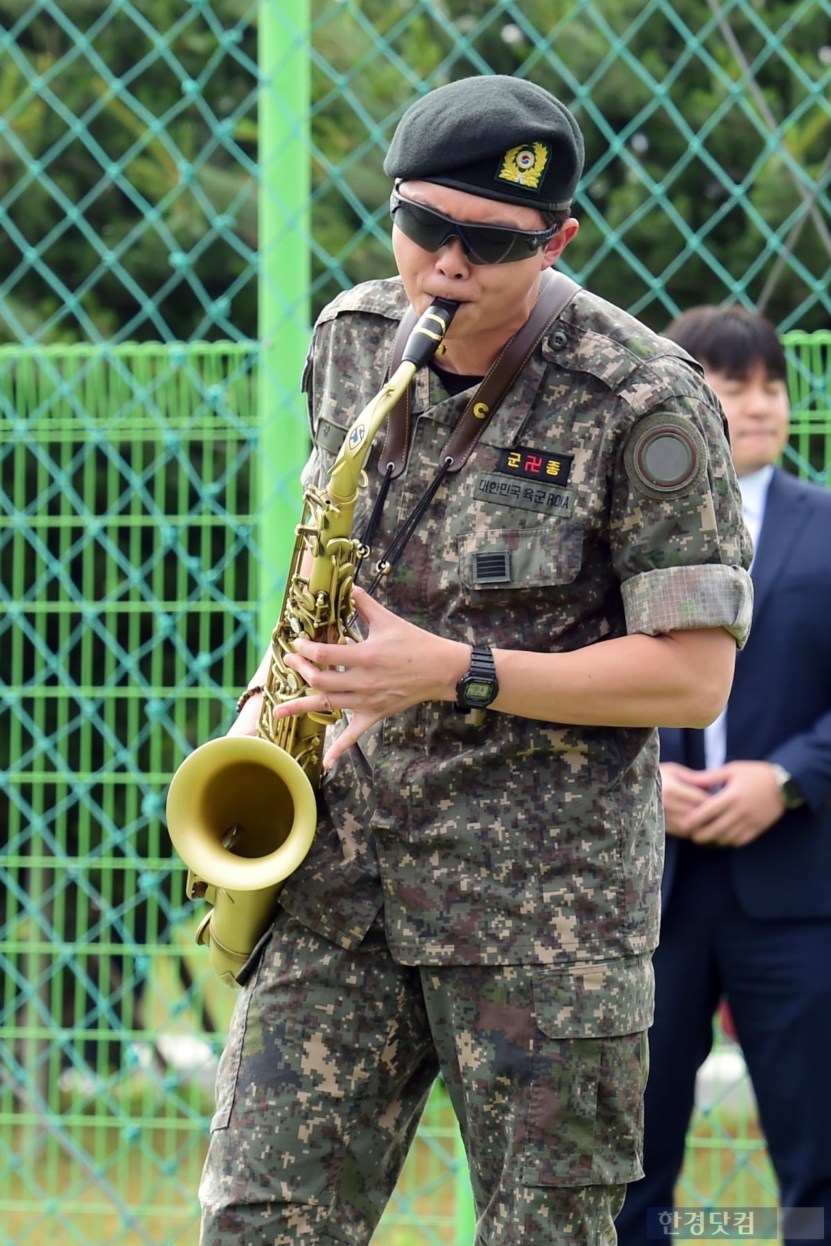 [포토+] 군 복무 마친 RM-뷔, "기다려준 아미에 감사"