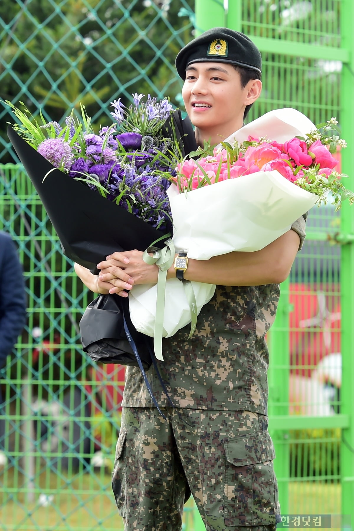 [포토+] 군 복무 마친 RM-뷔, "기다려준 아미에 감사"