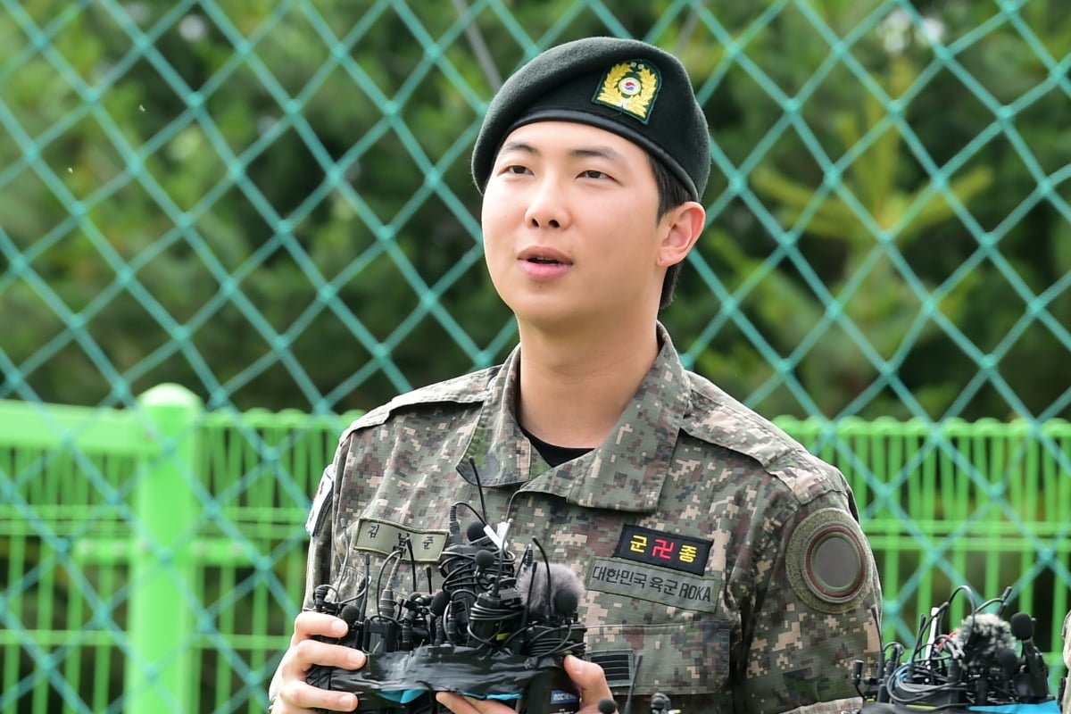 [포토+] 군 복무 마친 RM-뷔, "기다려준 아미에 감사"