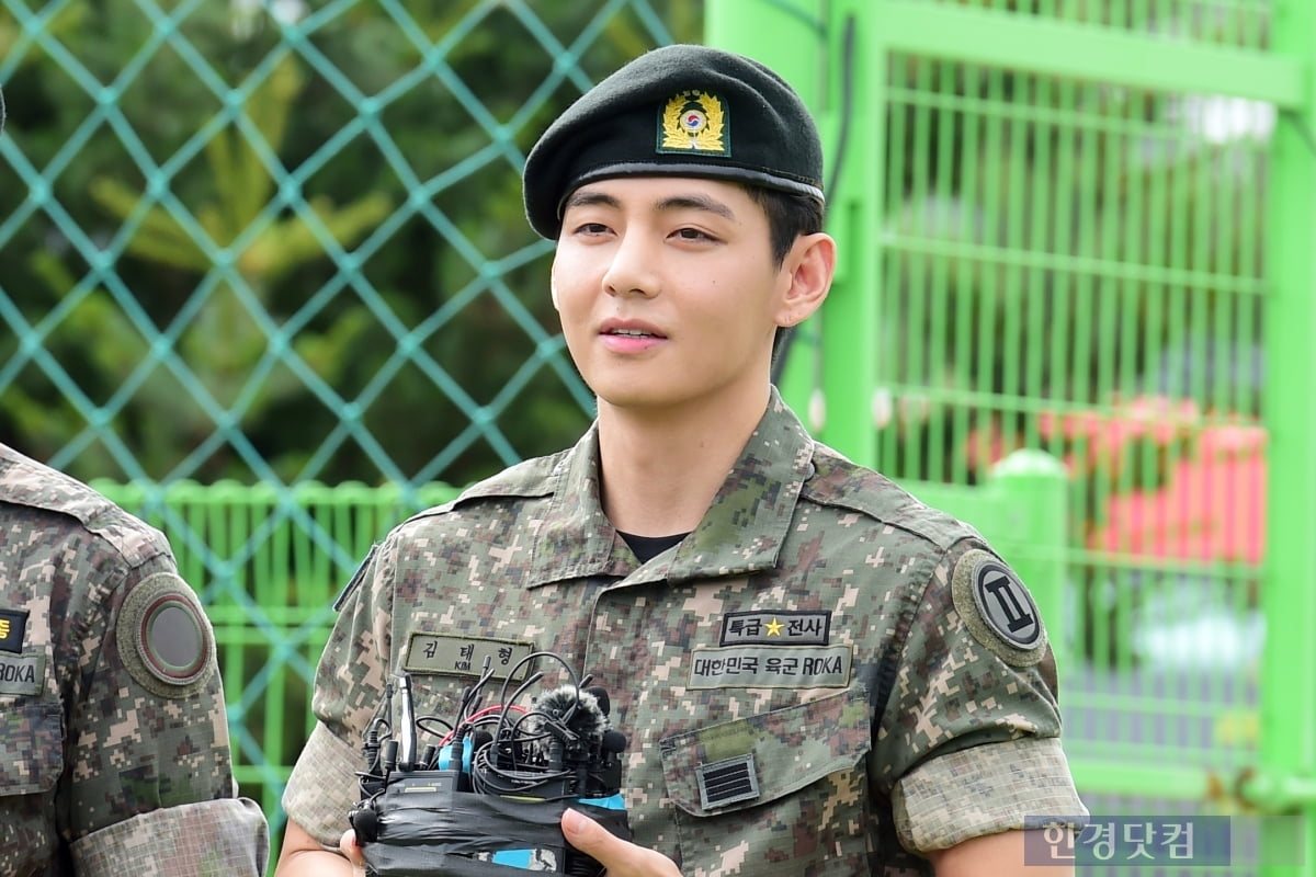 [포토+] 군 복무 마친 RM-뷔, "기다려준 아미에 감사"