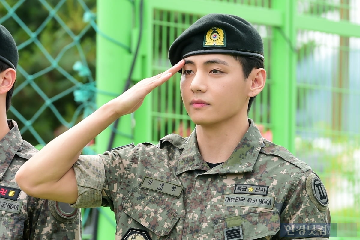 [포토+] 군 복무 마친 RM-뷔, "기다려준 아미에 감사"