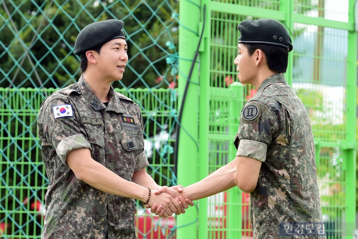 [포토+] 군 복무 마친 RM-뷔, "기다려준 아미에 감사"