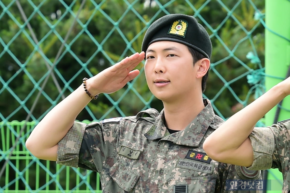 [포토+] 군 복무 마친 RM-뷔, "기다려준 아미에 감사"