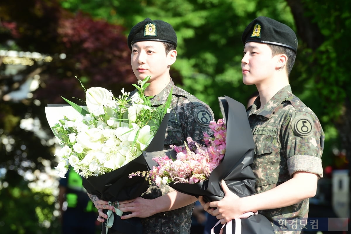 [포토+] BTS 정국-지민, '현장 찾은 아미 앞에서 행복한 미소'
