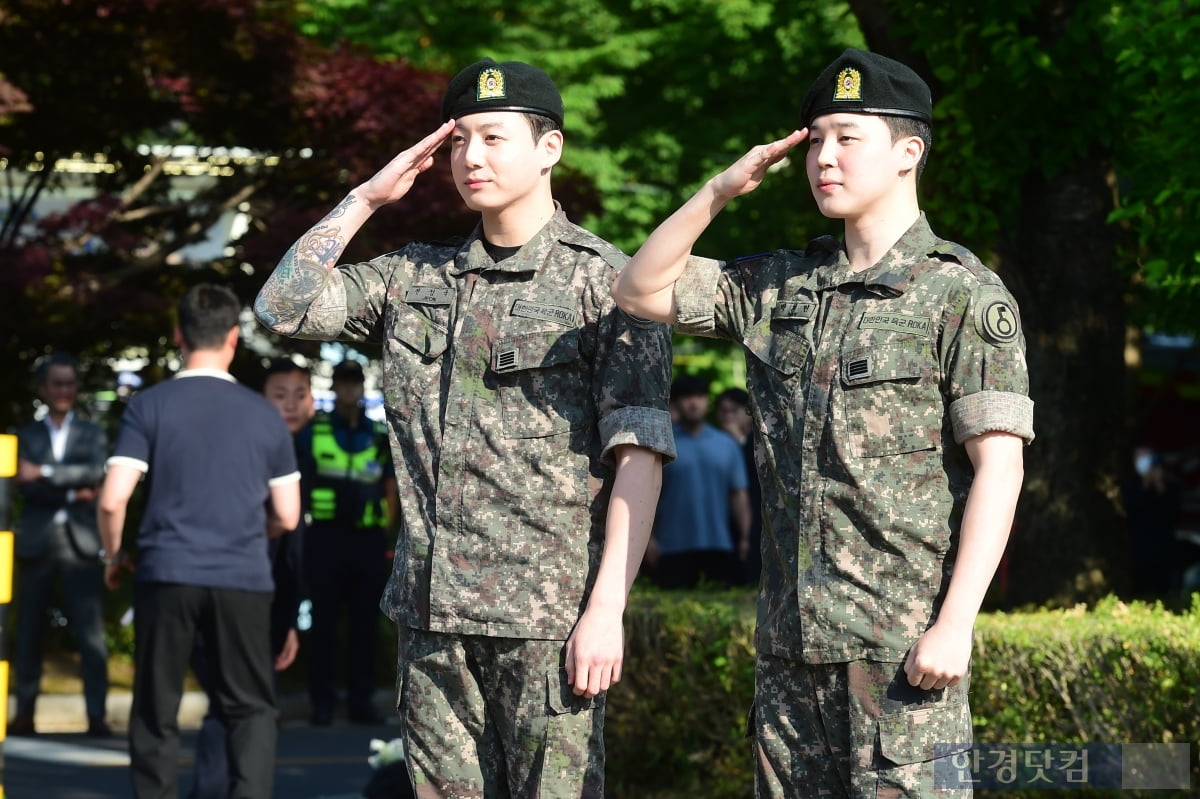 [포토+] BTS 정국-지민, '현장 찾은 아미 앞에서 행복한 미소'