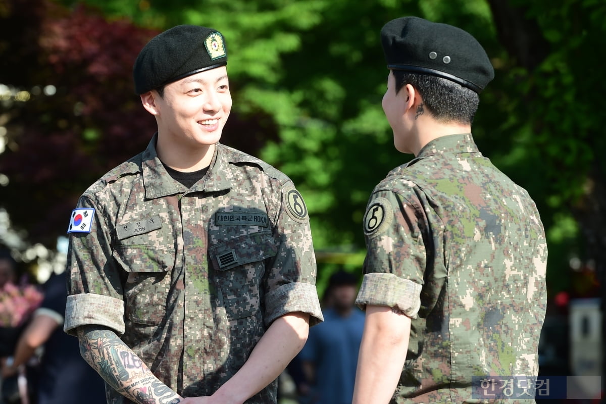 [포토+] BTS 정국-지민, '현장 찾은 아미 앞에서 행복한 미소'