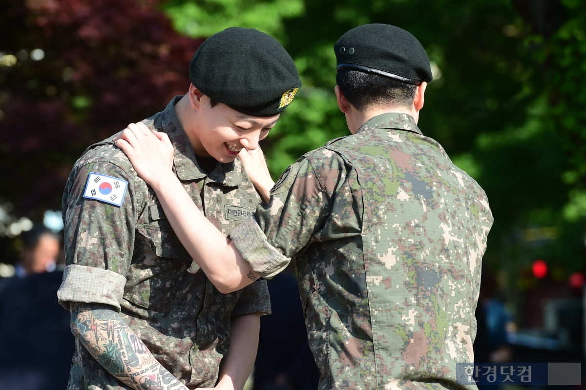 [포토+] BTS 정국-지민, '현장 찾은 아미 앞에서 행복한 미소'