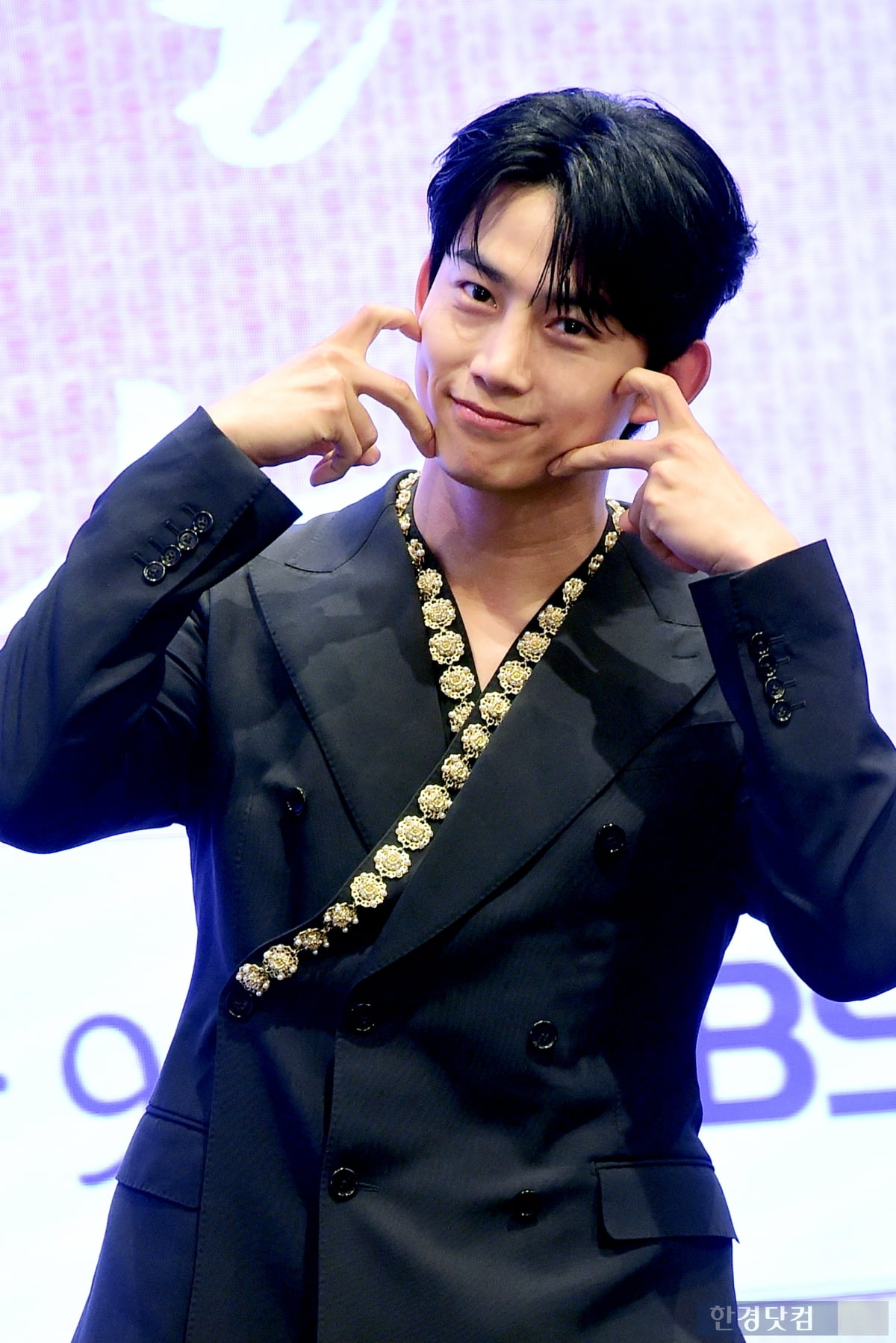 [포토] 옥택연, '팬들 반하게 만드는 하트~'