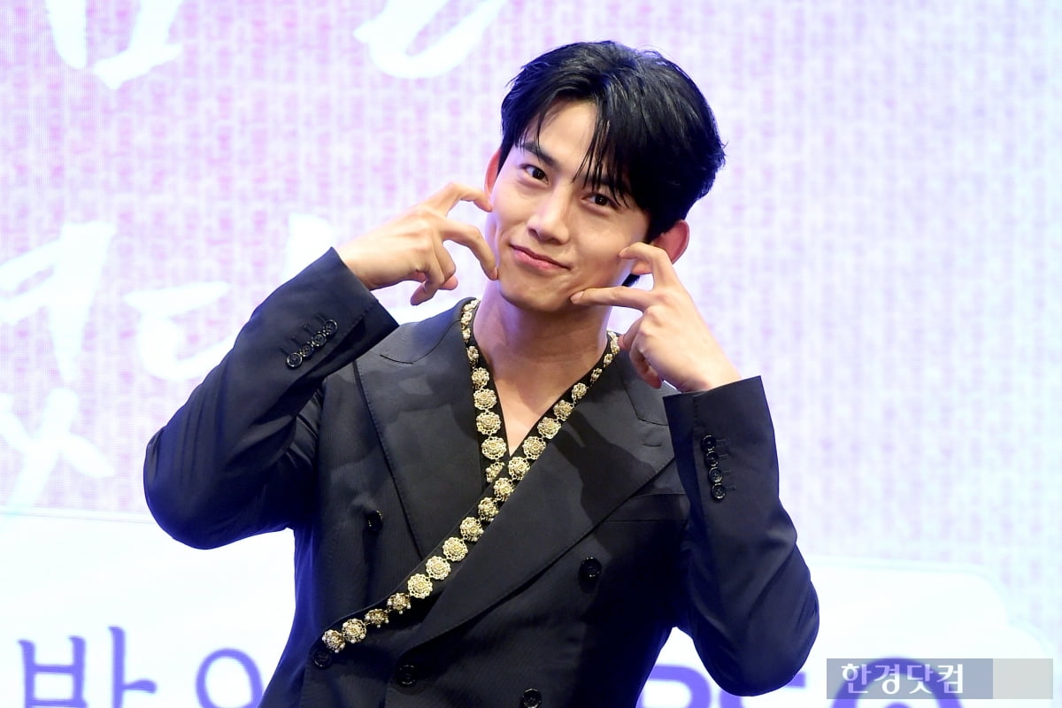 [포토] 옥택연, '팬들 반하게 만드는 하트~'