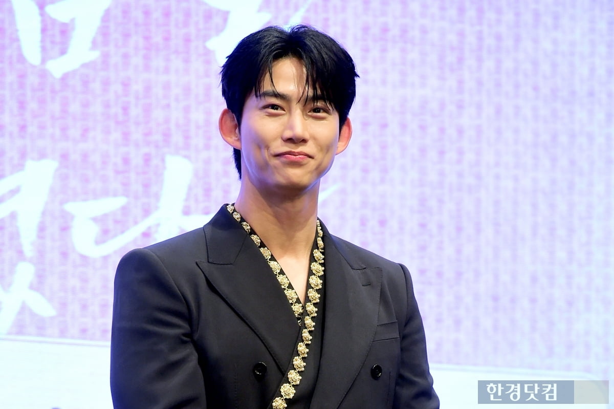 [포토] 옥택연, '팬들 반하게 만드는 하트~'
